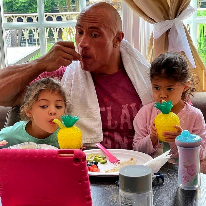 Dwayne La Roca Johnson con sus hijas Tiana, Simone y Jasmine