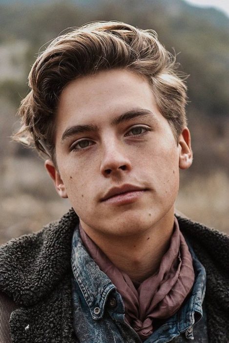 Dylan Sprouse posando para una foto casual en el campo al aire libre