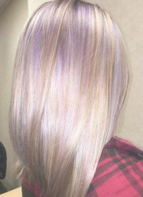 Chica con el cabello teñido de color lavanda con una combinación de rubio