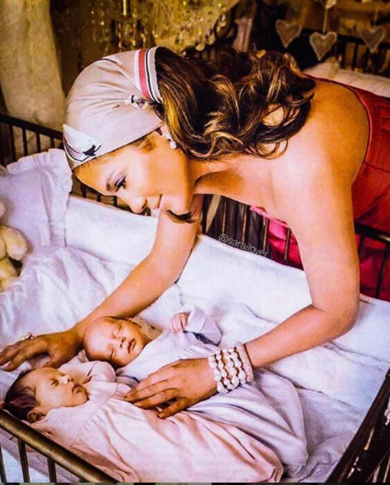 Jennifer Lopez frente a la cuna de sus mellizos cuando eran bebés