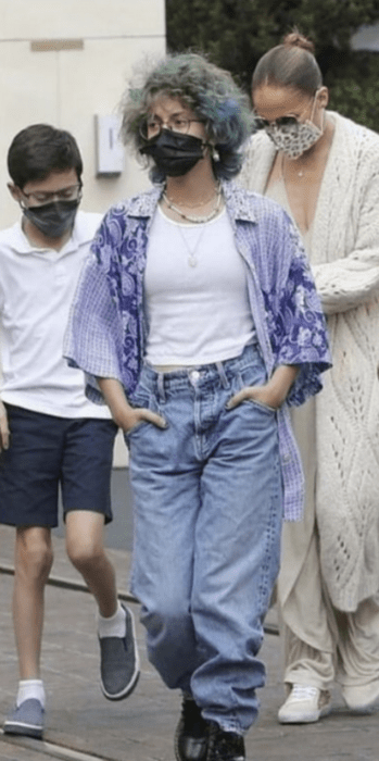 Emme caminando en la calle frente a su mamá Jennifer Lopez y su hermano Max