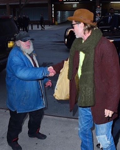 Radioman saludando a Brad Pitt