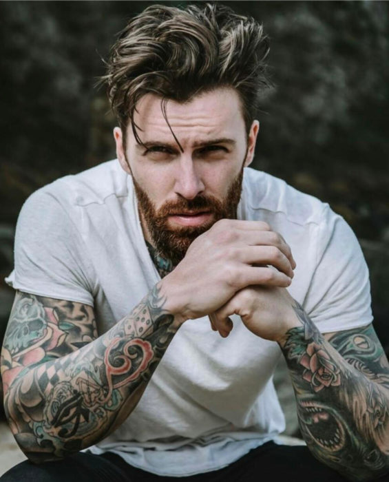 Mujeres prefieren a hombres con barba, tatuados y con panza; atractivo chico con brazos tatuados, barba y cabello corto