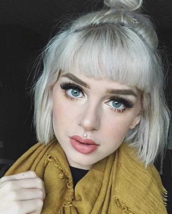 Chica con medusa piercing con pieza tipo de perla