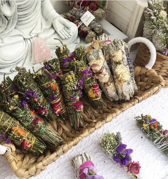 ramos de hierbas con flores; Cómo hacer tu propio sahumiero para eliminar malas vibras