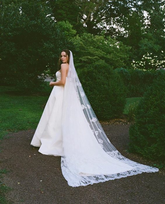 Elizabeth Gillies con un vestido de novia