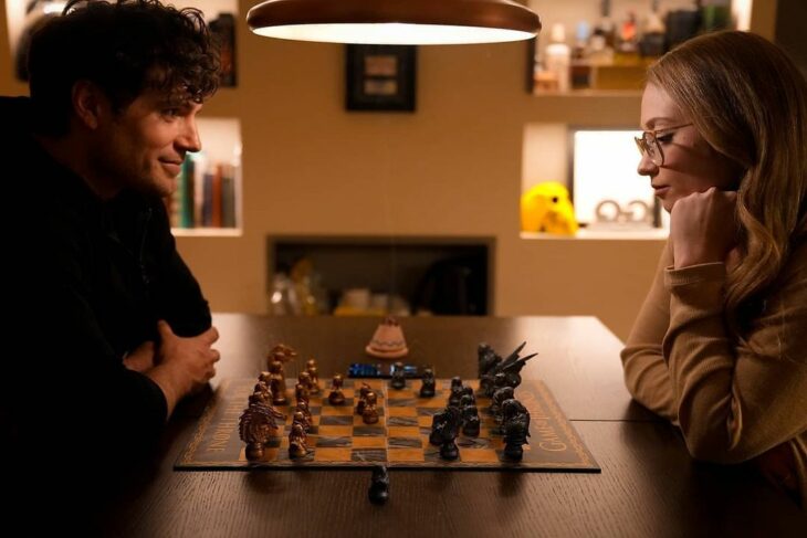 Henry Cavill y Natalie Viscuso jugando ajedrez