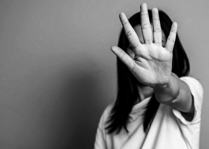 mujer en blanco y negro