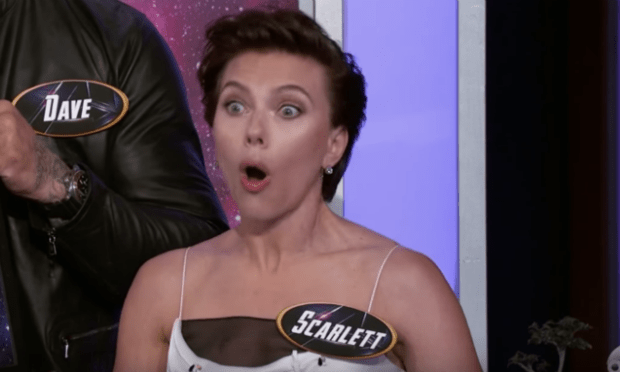 Scarlett Johanson con rostro sorprendido 