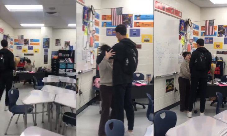 Chico entrando al salón de clases para entregarle un ramo de flores a su maestra como agradecimiento