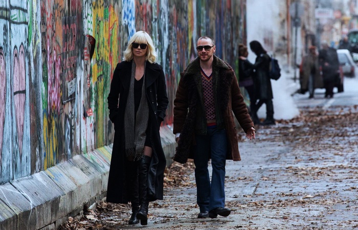 escena de la pelicula atómica, atomic blonde. charlize theron y james mcavoy