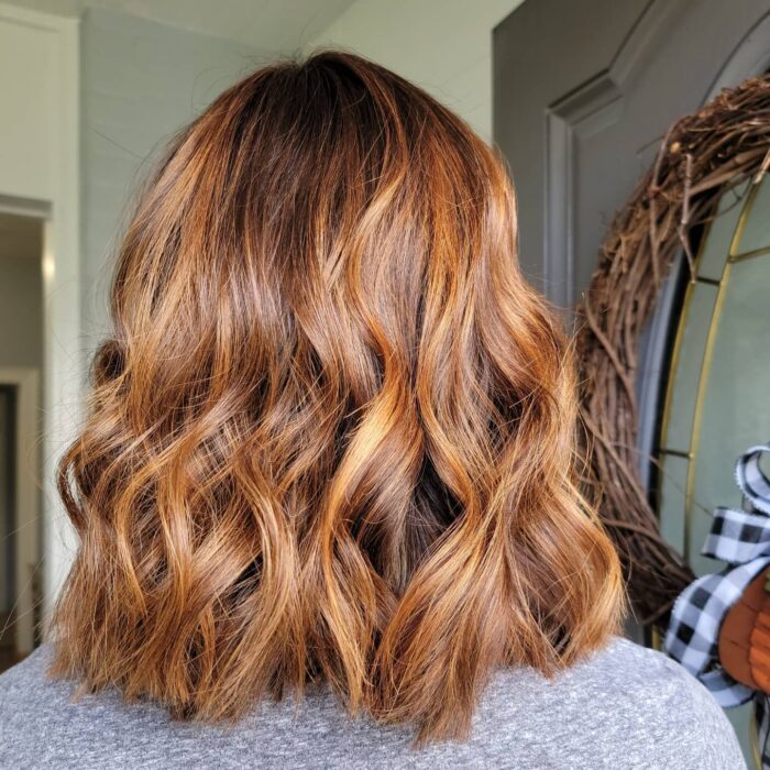 cabello café con tintes naranjas ;Pumpkin spice, el tinte naranja que te enamorará a primera vista