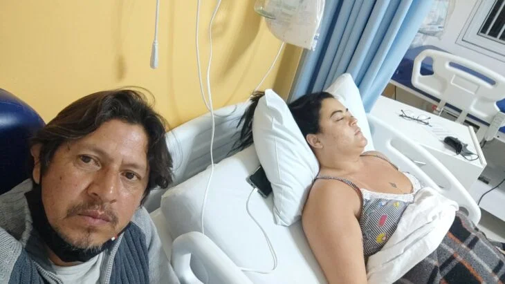 Sidney cuidando a Amanda en el hospital