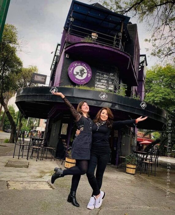Chicas frente a la cafetería Salem Witch Store & Coffee; Esta cafetería inspirada en brujas sirve las mejores opciones del mundo oscuro