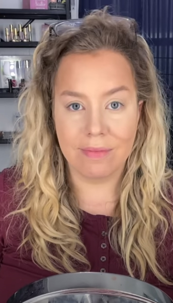 Jaime French, mujer que crea tutoriales de maquillaje divertidos