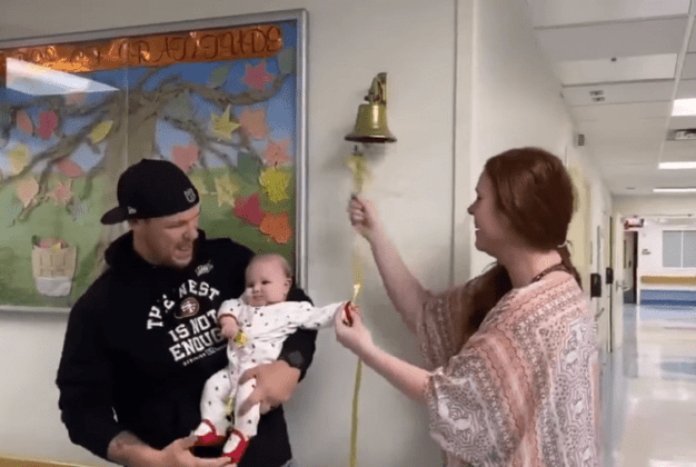 bebé de 5 meses tocando la campana de la vida 