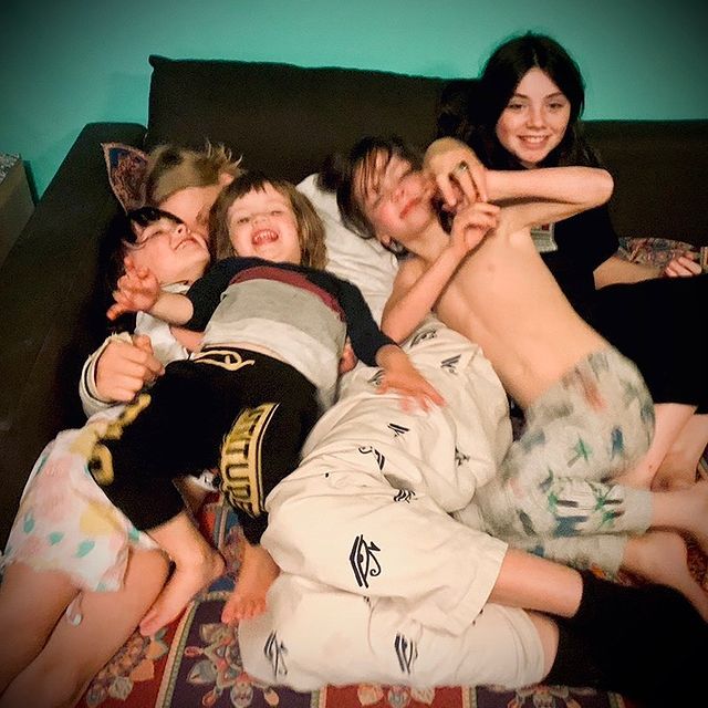 Grupo de hermanos reunidos felices en la recamara; Pone horarios a sus hijos y después de las 730 de la noche ya no es su mamá