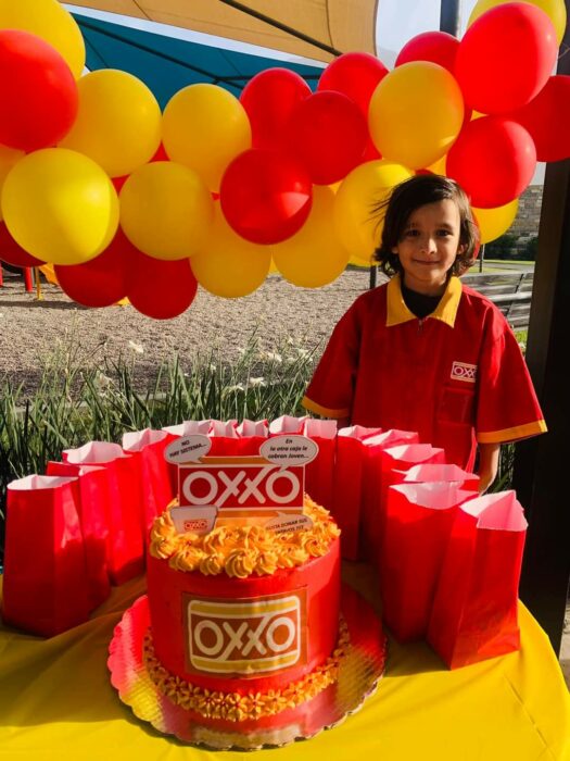 Niño en Monterrey festejó su fiesta de cumpleaños con temática de la tienda Oxxo