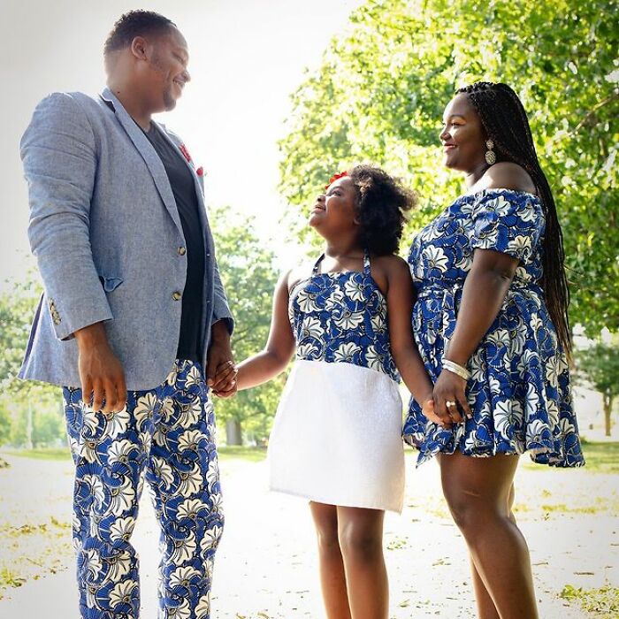 Familia llevando outfits a juego en tonos blanco y azul rey; Michael Gardner y Ava; Papá crea más de 200 outfits a juego con su hija para ayudarle a sentirse segura