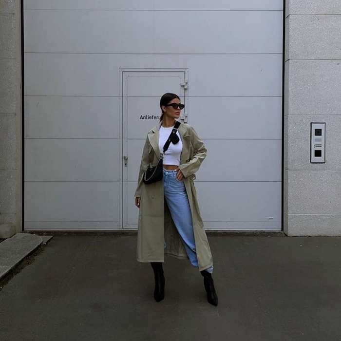 Mujer con abrigo beige y jeans