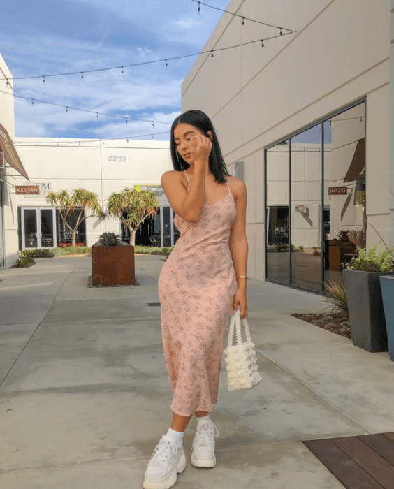 Chica con un outfit inspirado en Lara Jean que usa un vestido ceñido al cuerpo de color rosa