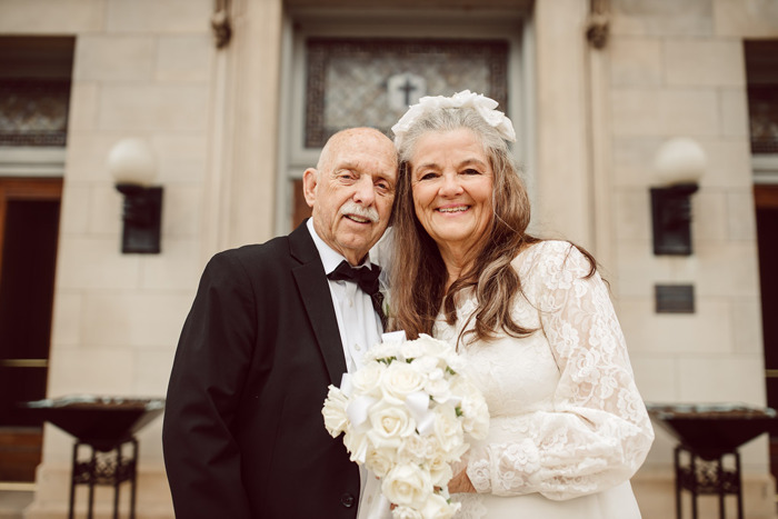 Pareja recreando fotos de su aniversario de bodas 50 años después de estar juntos 