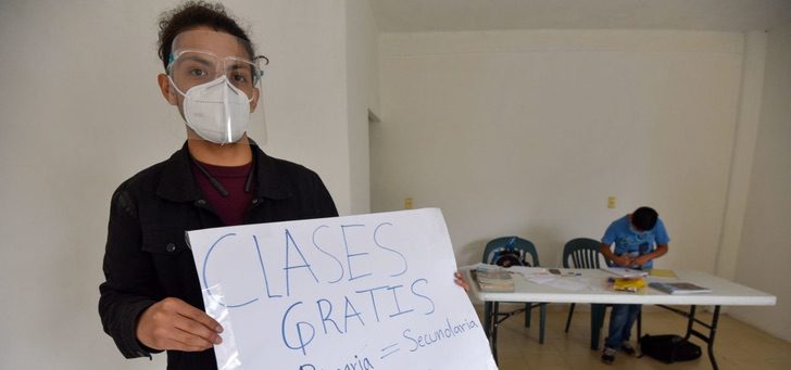Chico ofreciendo clases gratis para niños que no tienen acceso a Internet