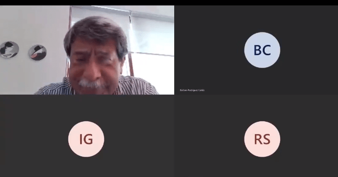 Profesor se frustra por la tecnología para dar clases