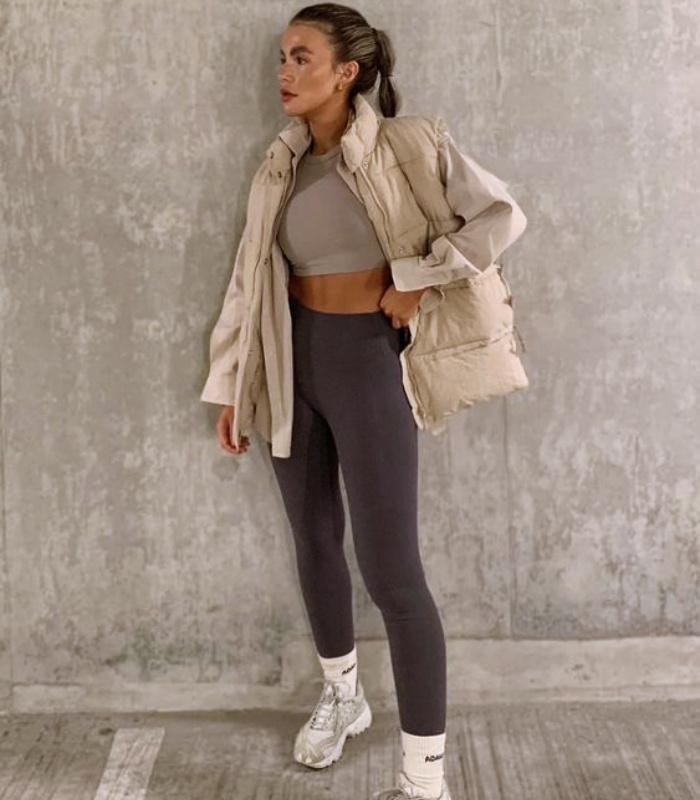 chica, chava con cabello largo, corto, recogido, castaño, rubio, oscuro, claro, con leggins, shorts de ciclismo, tenis, sudadera negra, blanca, amarilla, verde, neutral
