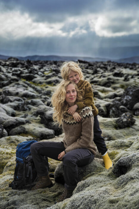 Fotografía de Mihaela Noroc, madre e hijos en un parque turístico de rocas