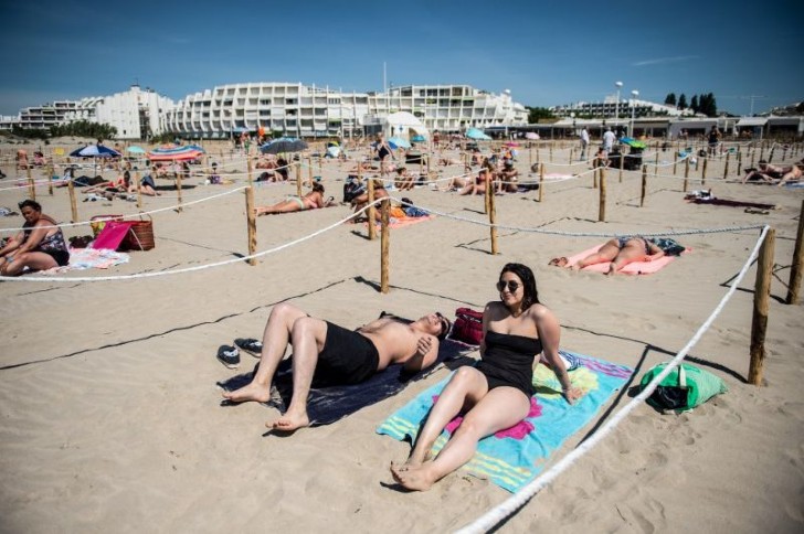 Chicos en la playa, en Francia