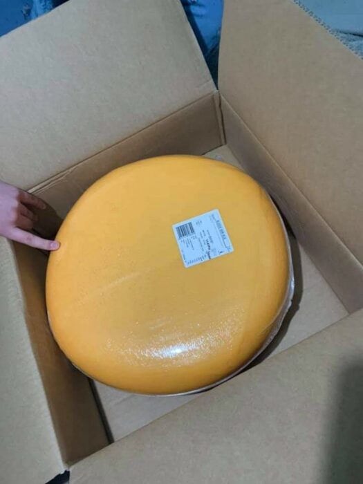 Barra de queso de 12 kilos dentro de una caja