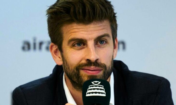 Gerard Piqué habla frente a un micrófono en una rueda de prensa