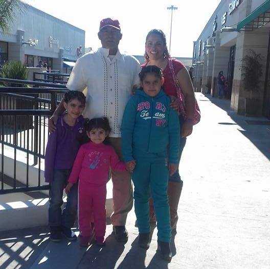Silvia Rosas Saucedo con su familia en una fotografía en la plaza