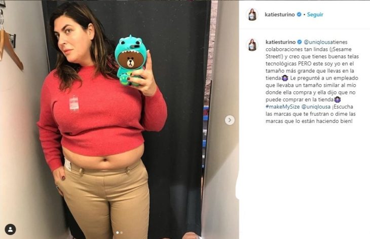 Katie Sturino dentro de un probador mostrando un outfit casual que no corresponde a las tallas indicadas