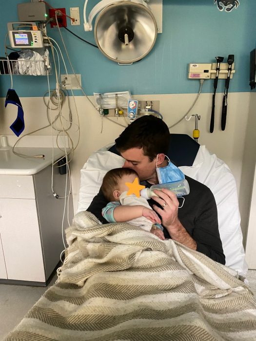 Jeff Dowling cuidando a su bebé después de que su perro le salvara la vida