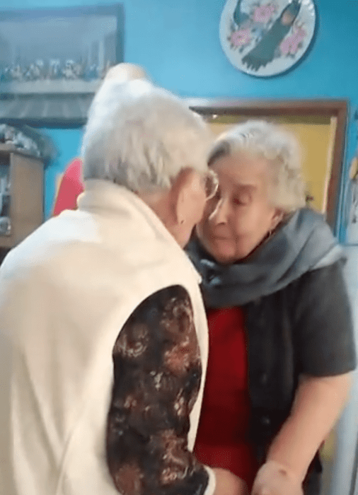 Hermanas de 90 años de edad se reencuentran tras un año