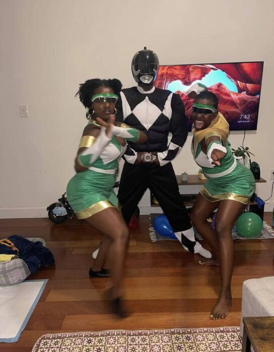 Chicos vestidos como los Power Rangers