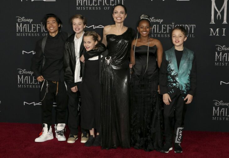 Angelina Jolie con sus hijos en la alfombra roja de Maléfica