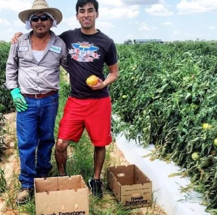 Hombre comiendo mango; hijo de campesinos logra graduarse de Harvard
