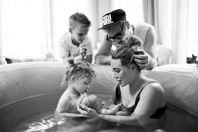 Hilary Duff le da la bienvenida a su tercer hija en un parto en el agua junto a su esposo y sus hijos 