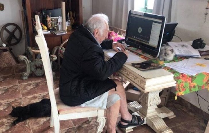 Carlos Augusto Manço en la computadora