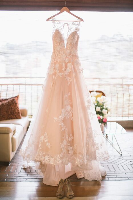 Vestido de novia colgado