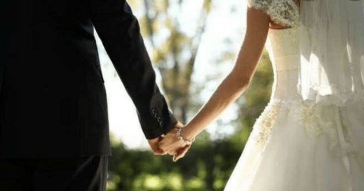Novios tomados de las manos el día de su boda