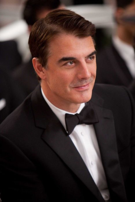 Mr. Big de la serie Sex and the City usando un traje mientras ve a Carrie