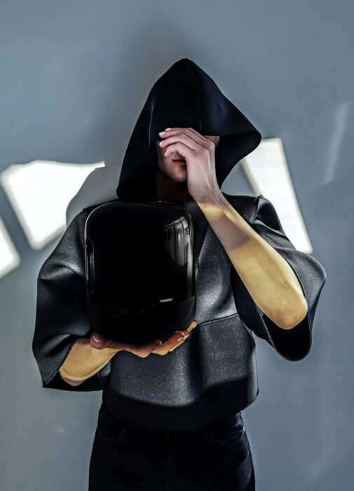 La marca de tecnología Huawei apoya a artistas mexicanos; sudadera croptop hecha por el diseñador Alex Medina