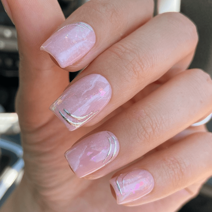 uñas naturales en tonos neutros con detalles coloridos