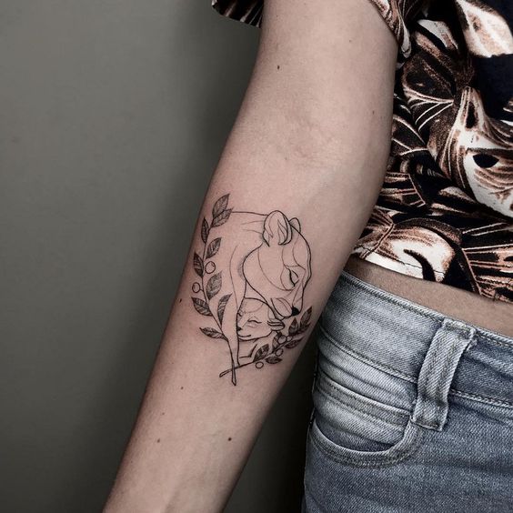 Tatuaje en el brazo de leona con su cría