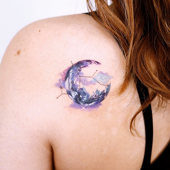tatuajes inspirados en la galaxia, la luna, planetas, cosmos, galaxias, estrellas, en colores morados, azul, blanco y negro, rosa, blanco, gris