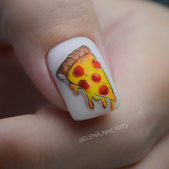 uña con el diseño de una pizza
